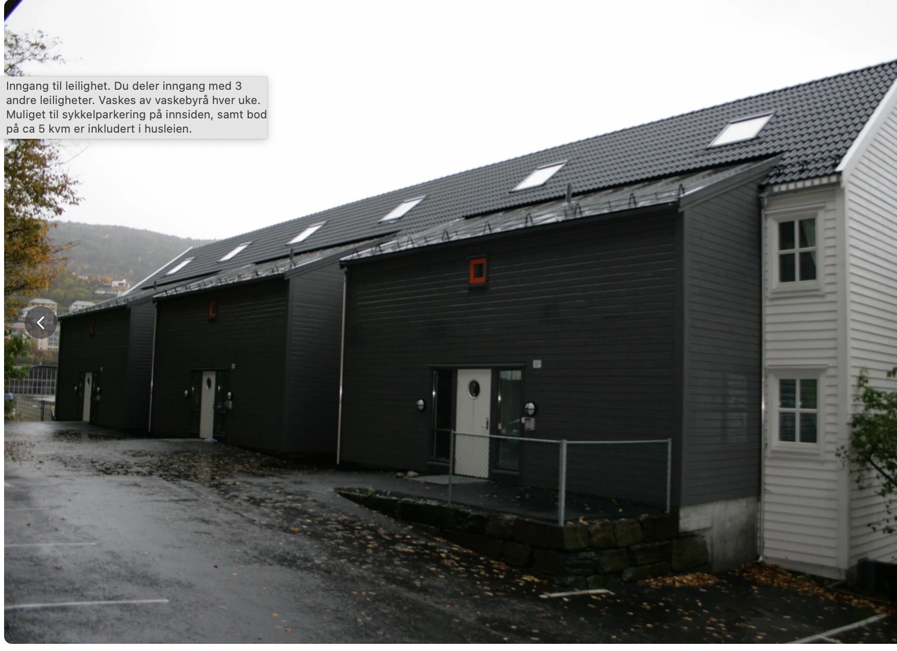 Leiligheten er i byggets høyre del, hjørneleilighet 